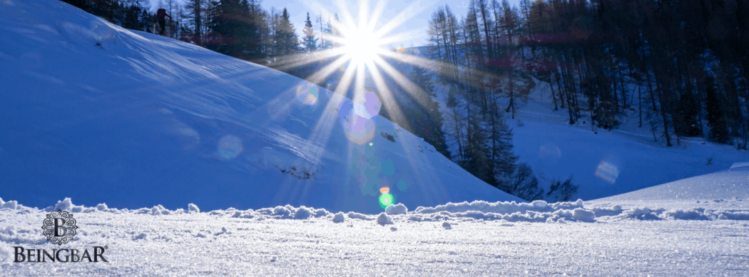 Sunglasses protect in outdoor sports environments, like snowy slopes